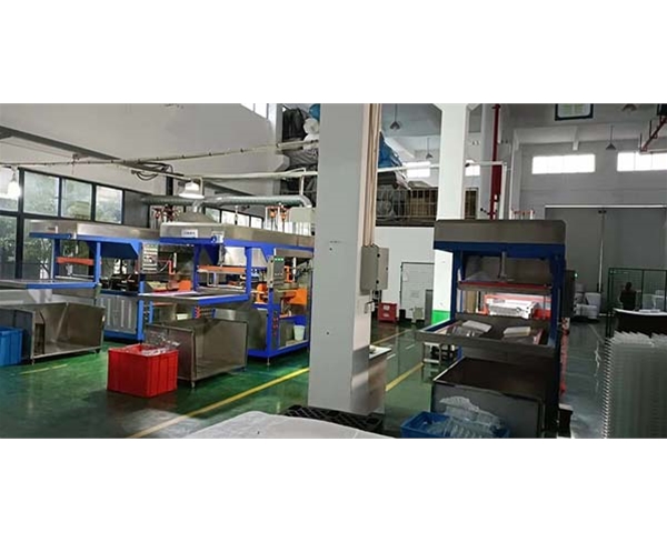 吸(xī)塑車間(jian)一角