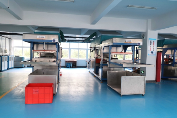 吸(xī)塑包裝生産車間(jiān)