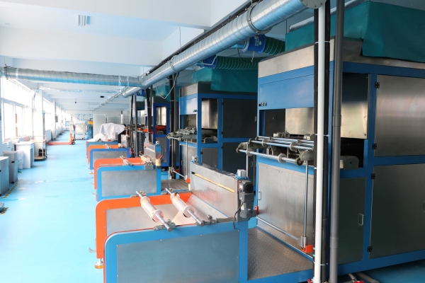 吸塑包(bāo)裝生産(chan)車間