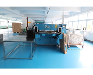 吸(xi)塑包裝(zhuang)生産車(chē)間